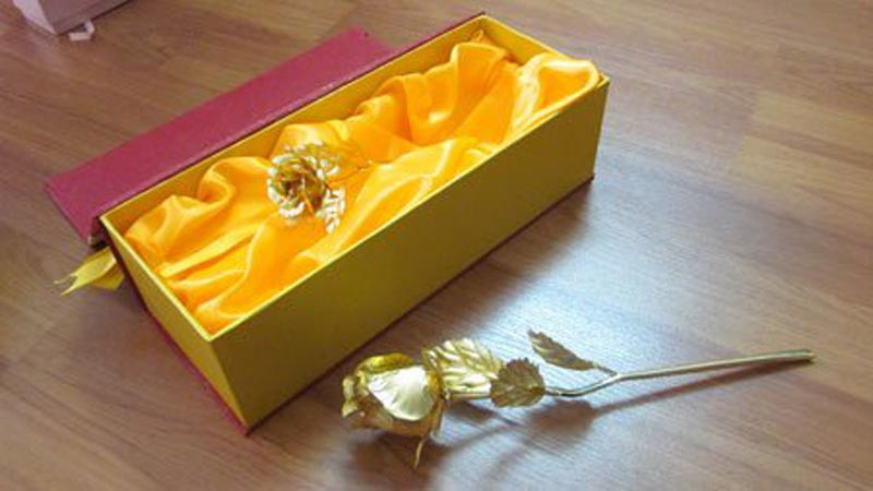 “Mỗi bông hoa hồng đều được tạo ra dưới đôi bàn tay tỉ mỉ của các nghệ nhân, với hơn 40 công đoạn khác nhau làm thủ công từng cánh hoa, từng chiếc lá rồi kết hợp lại. Được tạo ra từ đôi tay của thợ thủ công, nên mỗi bông mang một vẻ đẹp khác nhau, như tình yêu chỉ có một. “Mỗi bông hoa hồng đều được tạo ra dưới đôi bàn tay tỉ mỉ của các nghệ nhân, với hơn 40 công đoạn khác nhau làm thủ công từng cánh hoa, từng chiếc lá rồi kết hợp lại. Được tạo ra từ đôi tay của thợ thủ công, nên mỗi bông mang một vẻ đẹp khác nhau, như tình yêu chỉ có một.