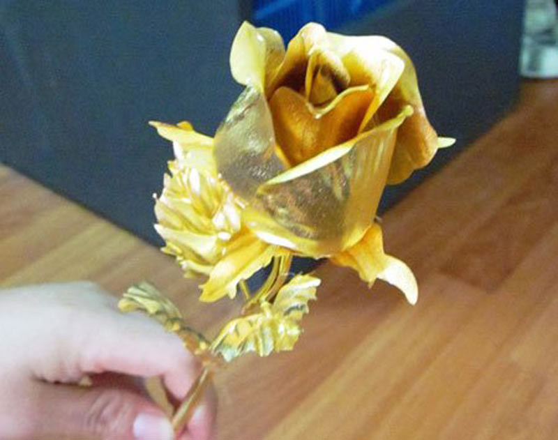 100 bông hồng được làm bằng vàng 24K nguyên chất do Công ty CP quốc tế Thịnh Đạt phân phối, dành cho các đấng mày râu "chịu chơi" làm quà tặng cho những người phụ nữ đặc biệt của mình trong ngày 20/10. 100 bông hồng được làm bằng vàng 24K nguyên chất do Công ty CP quốc tế Thịnh Đạt phân phối, dành cho các đấng mày râu "chịu chơi" làm quà tặng cho những người phụ nữ đặc biệt của mình trong ngày 20/10.