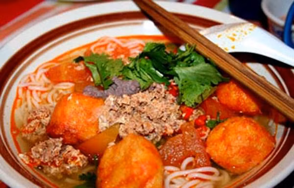 Ngày xưa, ở miền quê thì người ta thường làm riêu bằng cua đồng, thật tươi. Cua mua về phải ngâm, dùng đũa khoắng để xả nước bẩn, lột mai để riêng, bỏ vỏ yếm và miệng cua. Những bà bán bún riêu cua thường nói, gạch ở mai cua mới là vị chính tạo nên mùi vị rất riêng của bún riêu cua. Gạch cua khều ra phải phi hành mỡ cho thật thơm, vàng đều, đảo gạch cua nhanh tay sao cho không nát, tạo màu vàng sẫm mới đạt yêu cầu.