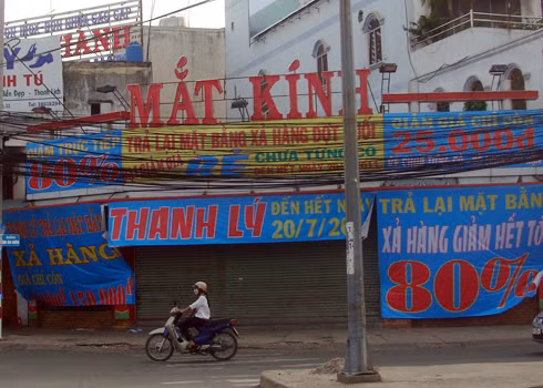 Nhiều cửa hàng trưng biển quảng cáo giảm giá theo kiểu "treo thịt đầu dê bán thịt chó".
