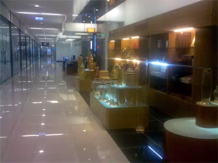 Cảnh đìu hiu bao trùm khắp không gian Trung tâm thương mại Grand Plaza.