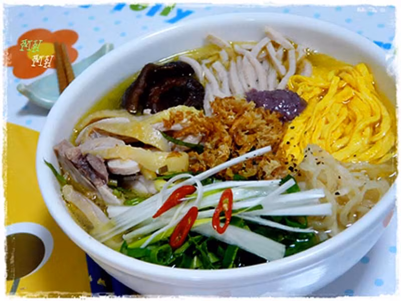 2. Bún Thang: Đây là món ăn nổi tiếng ở Hà Nội. Quan trọng nhất của món thang là nước dùng, trong đó vị gà và vị tôm khô rất quan trọng. Để nấu một nồi nước dùng của bún thang cho đúng cách cầu kỳ của nó, người ta thường nấu hai lần gà. Con gà đầu chín vừa đủ để lấy thịt xé tơi ra bầy vào bát. Xương của nó được cho vào nồi ninh tiếp với con gà thứ hai cho đến khi nhừ để làm nước dùng.