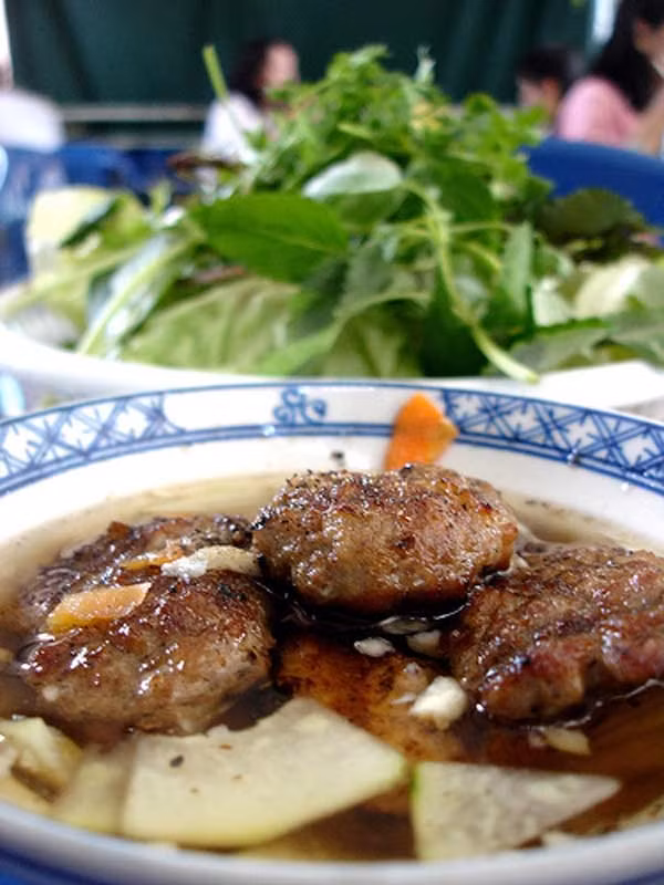 6. Bún chả: Trong tác phẩm Hà Nội ba mươi sáu phố phường có nói đến một người ăn bún chả mà cứ bâng khuâng, náo nức, ngỡ rằng mình đang ở vào cái giây phút hạnh phúc: được nếm một món ăn cổ truyền, ngon mà không món nào sánh được với nó. Người khách vừa ăn, vừa cảm xúc, bật nên lời: Nghìn năm văn vật đất Thăng Long Bún chả là đây có phải không? Hai câu thơ nôm na đánh giá một món ăn “phi phàm”.