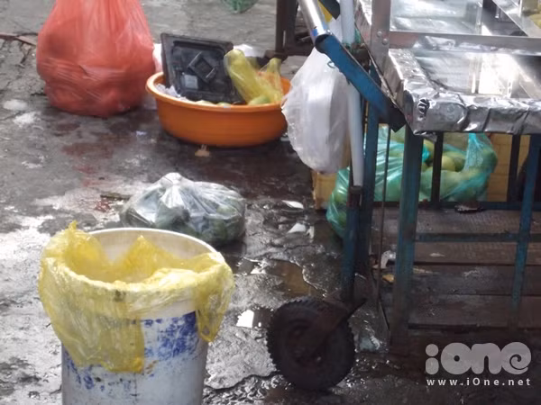 Những trái cây phải chế biến như cóc, ổi, xoài, đu đủ... được mang ra vứt lăn lóc ngoài đường bất kể sạch bẩn như thế này.