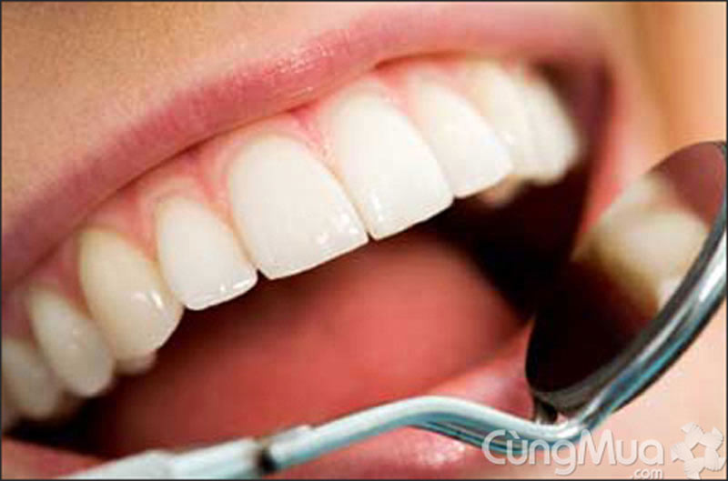 4. Tẩy trắng răng Không hài lòng với hàm răng ố vàng của mình, không ít người đã không ngại bỏ ra vài triệu đồng tìm đến trung tâm nha khoa để tẩy trắng. Sau cả tháng ê buốt không ăn được gì mà thấy răng bắt đầu lung lay, nhiều người đã tá hỏa đi khám, bác sĩ cho biết họ bị triệu chứng tuột lợi rất khó chữa.