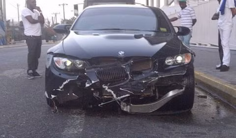 Usain Bolt vận động viên điền kinh nổi tiếng thế giới bị tai nạn lần thứ hai trên chiếc BMW E92 M3 của mình. Usain Bolt vận động viên điền kinh nổi tiếng thế giới bị tai nạn lần thứ hai trên chiếc BMW E92 M3 của mình.