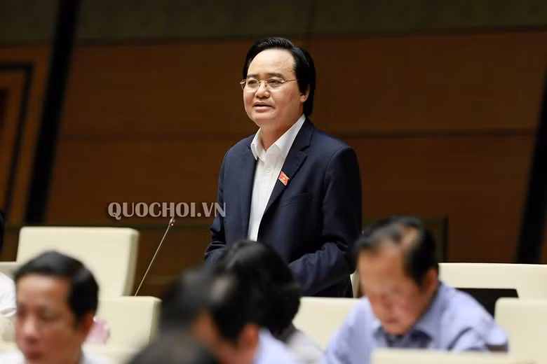 Bộ trưởng Giáo dục và Đào tạo - ông Phùng Xuân Nhạ giải trình thêm các vấn đề liên quan tinh giản biên chế giáo viên, sáp nhập các trường. Ảnh: Quochoi.vn