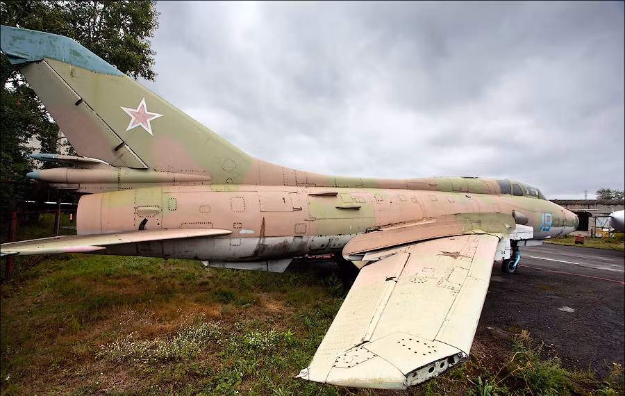 Tiêm kích – bom Su-7B.