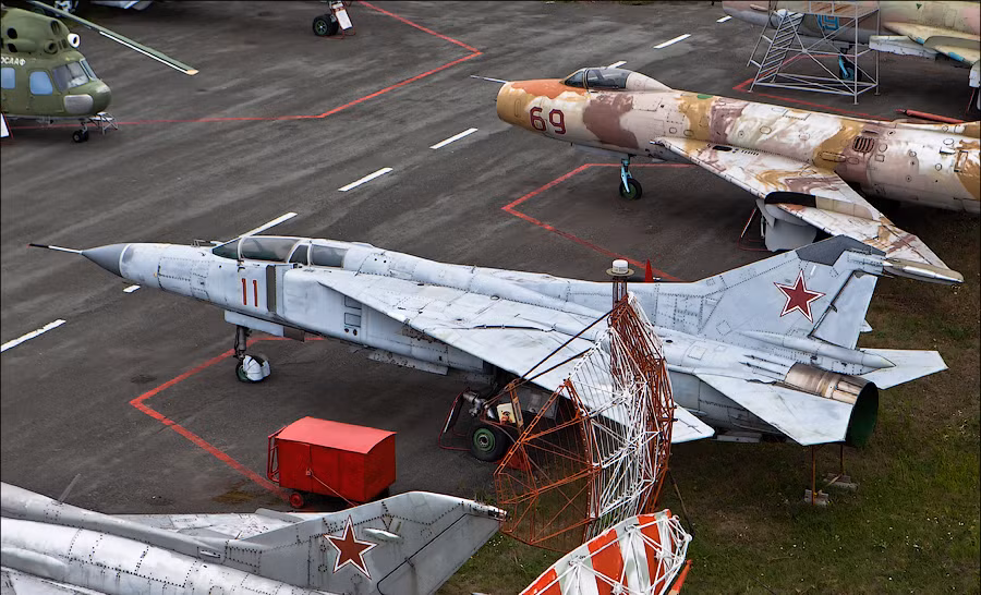 Tiêm kích cánh cụp cánh xòe MiG-23UB.