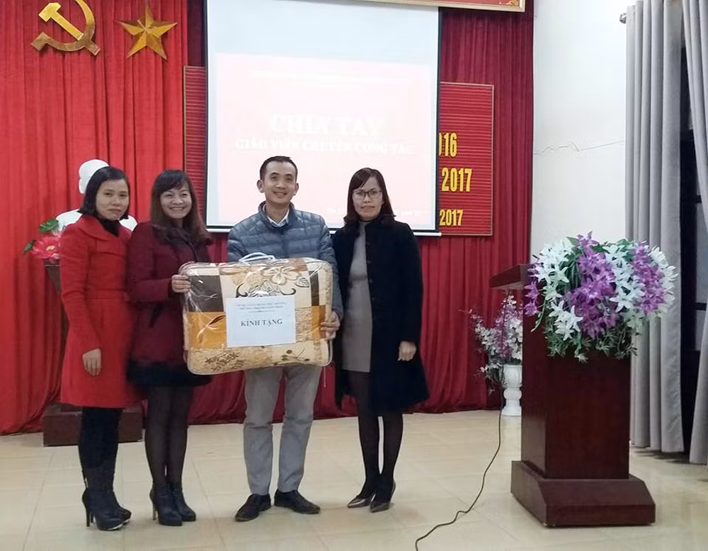 Nhà giáo ưu tú Nguyễn Thị Cúc (thứ 2 từ trái sang) luôn chăm lo đến đời sống cán bộ, giáo viên nhà trường. (Ảnh: CTV) Nhà giáo ưu tú Nguyễn Thị Cúc (thứ 2 từ trái sang) luôn chăm lo đến đời sống cán bộ, giáo viên nhà trường. (Ảnh: CTV)