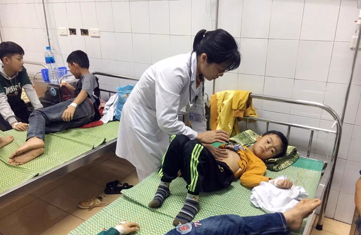 Sức khỏe các em học sinh ăn phải bột thông bồn cầu đã dần ổn định, sớm xuất viện về nhà (Ảnh: CTV)