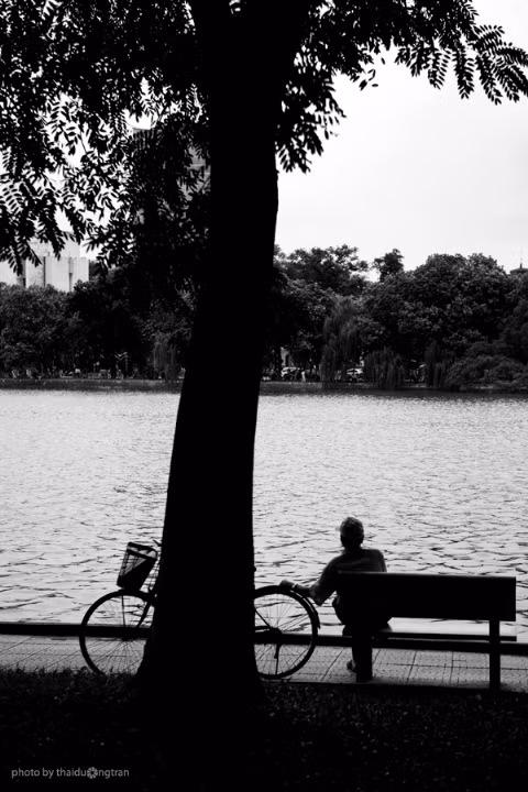 Suy tư bên chiếc xe đạp cũ.