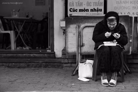 Cụ già têm trầu trên hè phố Nguyễn Hữu Huân.