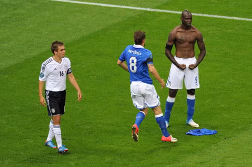 Sau khi ghi bàn thắng thứ 2 trong trận bán kết Euro với ĐT Đức, Balotelli có pha ăn mừng khác người khi cởi áo, gồng mình khoe cơ bắp. Kiểu ăn mừng dị của tiền đạo Italy sau đó trở thành cơn sốt trong giới cầu thủ và NHM.