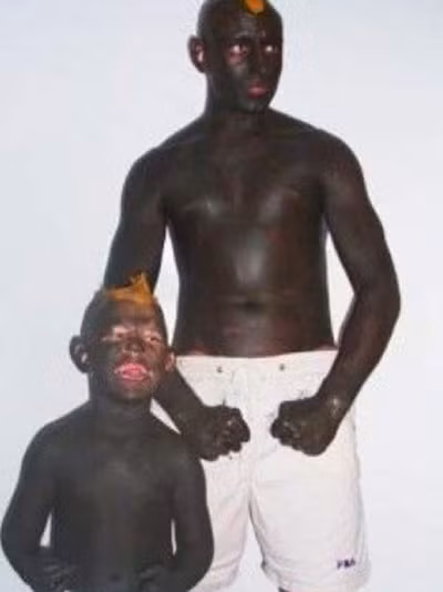 Không chỉ giống cách ăn mừng của Balotelli mà còn giống cả kiểu tóc và màu da.