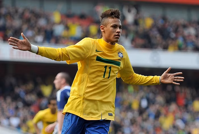 Neymar (Brazil, đang thi đấu CLB Santos, 20 tuổi): Neymar chính là cầu thủ được chờ đợi nhất tại Olympic 2012 lần này. Với những gì đã thể hiện, giới chuyên môn tin rằng Neymar sẽ sớm đạt đến đẳng cấp của Cristiano Ronaldo và Lionel Messi.