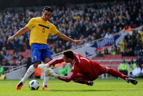Leandro Damiao (Brazil): Trong 3 mùa giải khoác áo Internacional, chân sút 22 tuổi này đã có tới tổng cộng 70 bàn thắng. Damiao sở hữu kĩ thuật cùng khả năng ghi bàn cực tốt. Đặc biệt, với chiều cao lý tưởng (1m87), khả năng không chiến của Damiao là rất đáng nể.