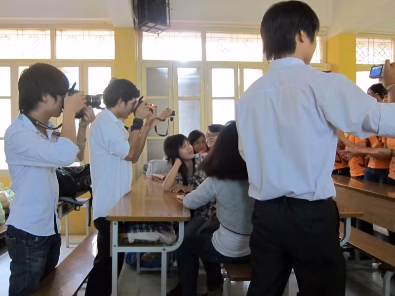 Tác nghiệp ngay tại lớp học. (Ảnh TH)
