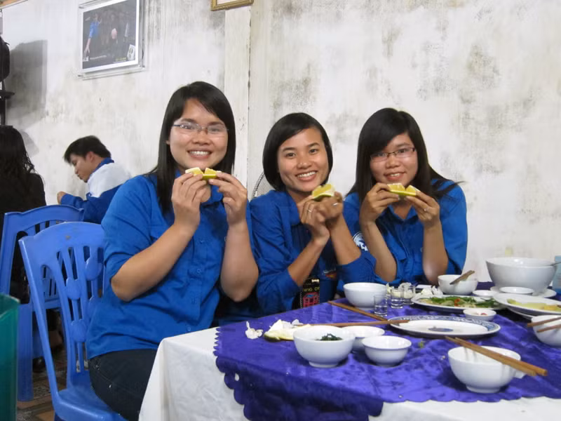 Sinh viên báo chí không chỉ trẻ trung, năng động, hoạt bát, tự tin, mà còn sẵn sàng sôi nổi cùng những hoạt động tình nguyện vì cộng đồng. Sinh viên báo chí quan niệm: Mỗi chuyến đi là một sự trải nghiệm để trưởng thành. (Ảnh TH)