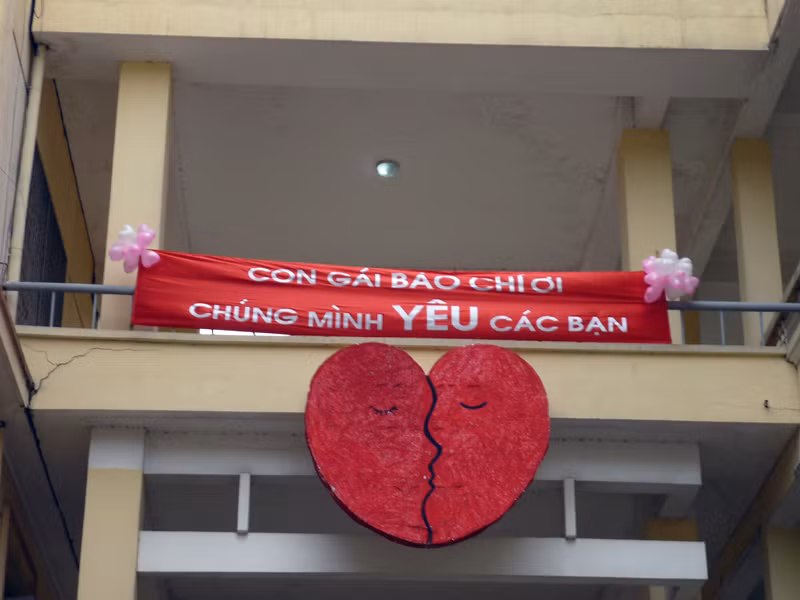 Những món quà tinh thần vô cùng bất ngờ và thú vị chỉ tìm thấy ở con trai báo chí. (Ảnh TH)