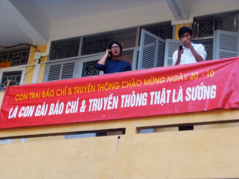 "Là con gái báo chí và truyền thông, ĐH KHXH & NV, ĐHQGHN thật là sướng". Nghề báo với sự trẻ trung, năng động, được đi nhiều nơi, gặp gỡ nhiều người, biết được nhiều thứ... cùng với cơ chế mở của nền báo chí - truyền thông hiện nay đã thu hút không ít bạn trẻ có đam mê theo học.(Ảnh TH)