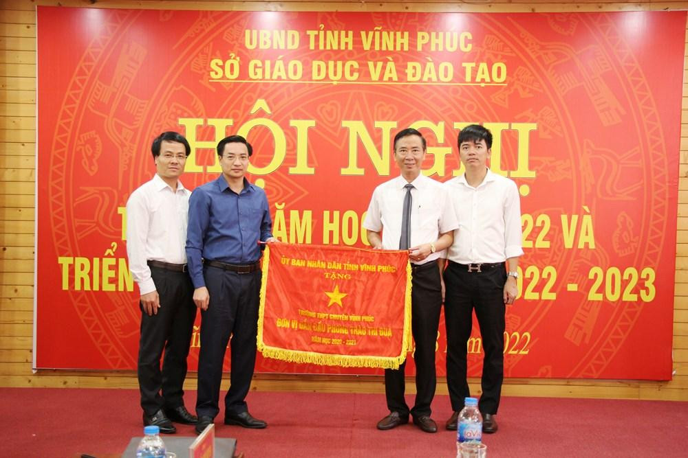 Trao Cờ thi đua của Ủy ban nhân dân tỉnh cho tập thể Trường trung học phổ thông Chuyên Vĩnh Phúc. Ảnh: Sở Giáo dục và Đào tạo Vĩnh Phúc