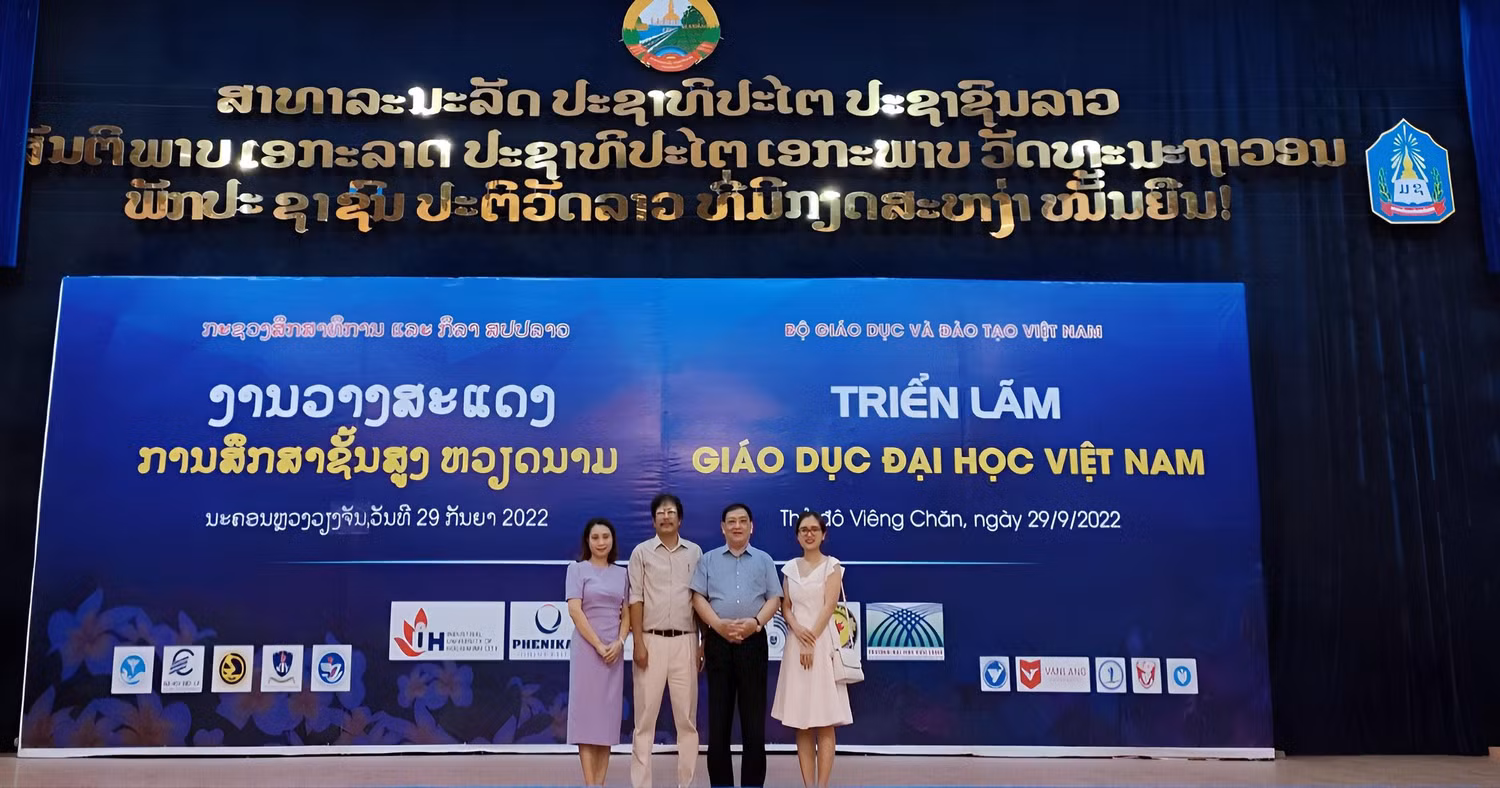 Đoàn đại biểu trường Đại học Hòa Bình tham dự triển lãm.