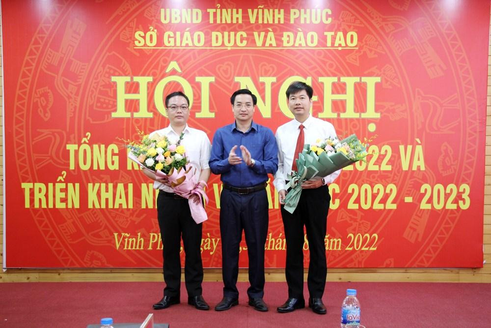 Giám đốc Sở tặng hoa chúc mừng 2 đồng chí cán bộ quản lý mới được bổ nhiệm làm Hiệu trưởng trường trung học phổ thông Tam Dương 2 và trung học phổ thông Đội Cấn trong năm 2022. Ảnh: Sở Giáo dục và Đào tạo Vĩnh Phúc