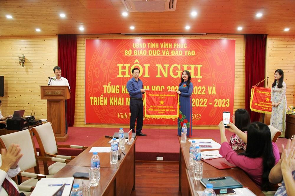 Giám đốc Sở Giáo dục và Đào tạo Nguyễn Văn Huyến trao Cờ thi đua của Ủy ban nhân dân tỉnh cho tập thể phòng Kế hoạch tài chính, Sở Giáo dục và Đào tạo. Ảnh: Sở Giáo dục và Đào tạo Vĩnh Phúc