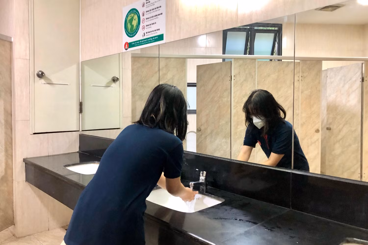 Không gian nhà vệ sinh hiện đại, tiện nghi của trường Marie Curie, Hà Nội. Ảnh: Doãn Nhàn