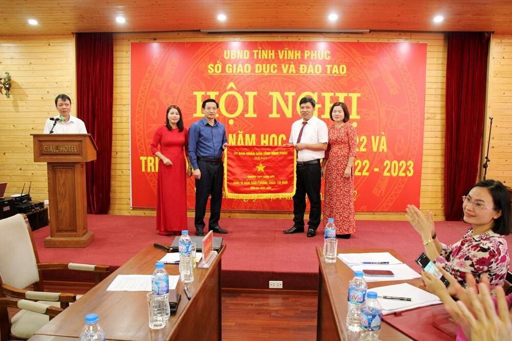 Trao Cờ thi đua của UBND tỉnh cho tập thể trường trung học phổ thông Sáng Sơn. Ảnh: Sở Giáo dục và Đào tạo Vĩnh Phúc