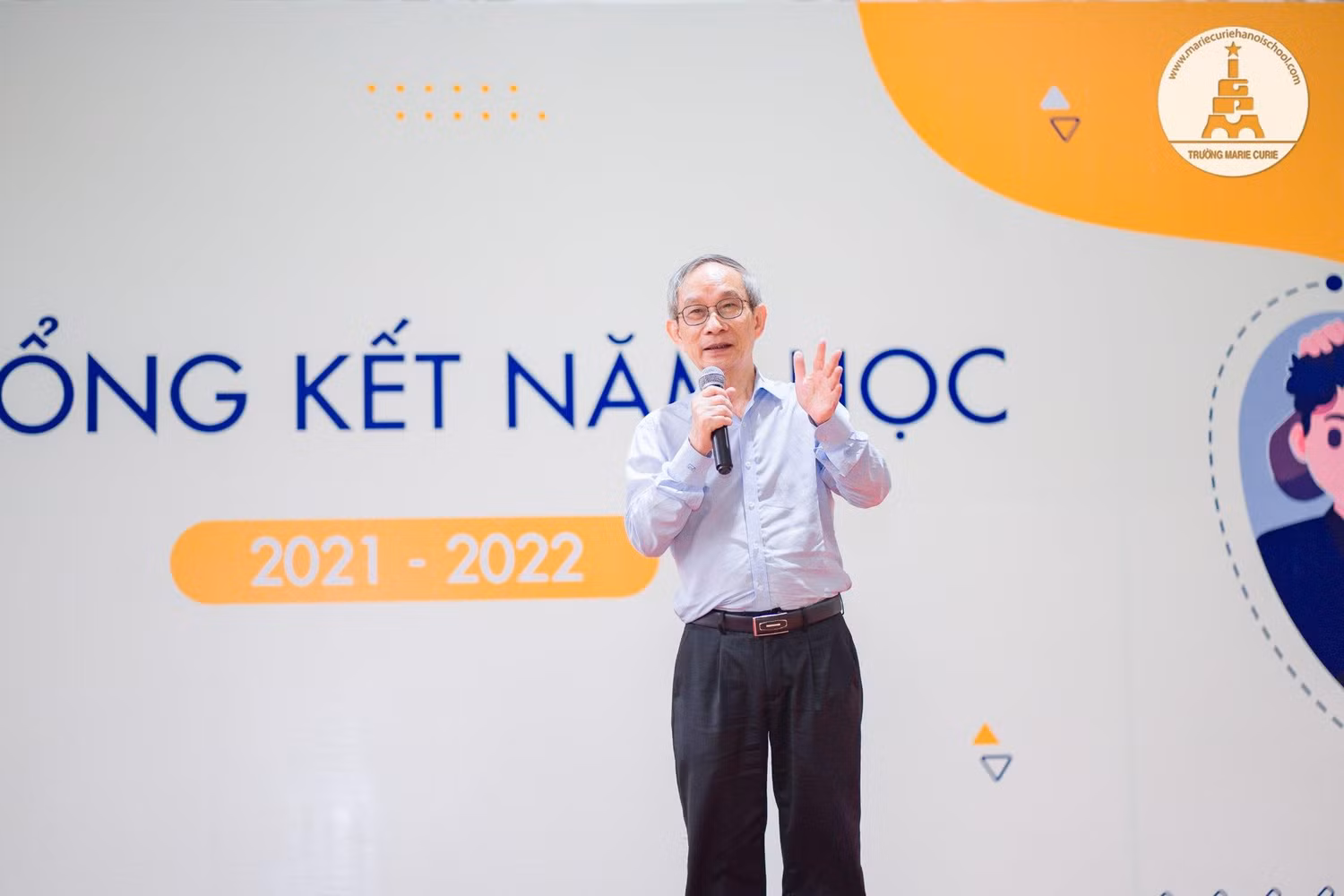 Thầy Nguyễn Xuân Khang - Hiệu trưởng trường Marie Curie (Hà Nội). Ảnh: fanpage nhà trường