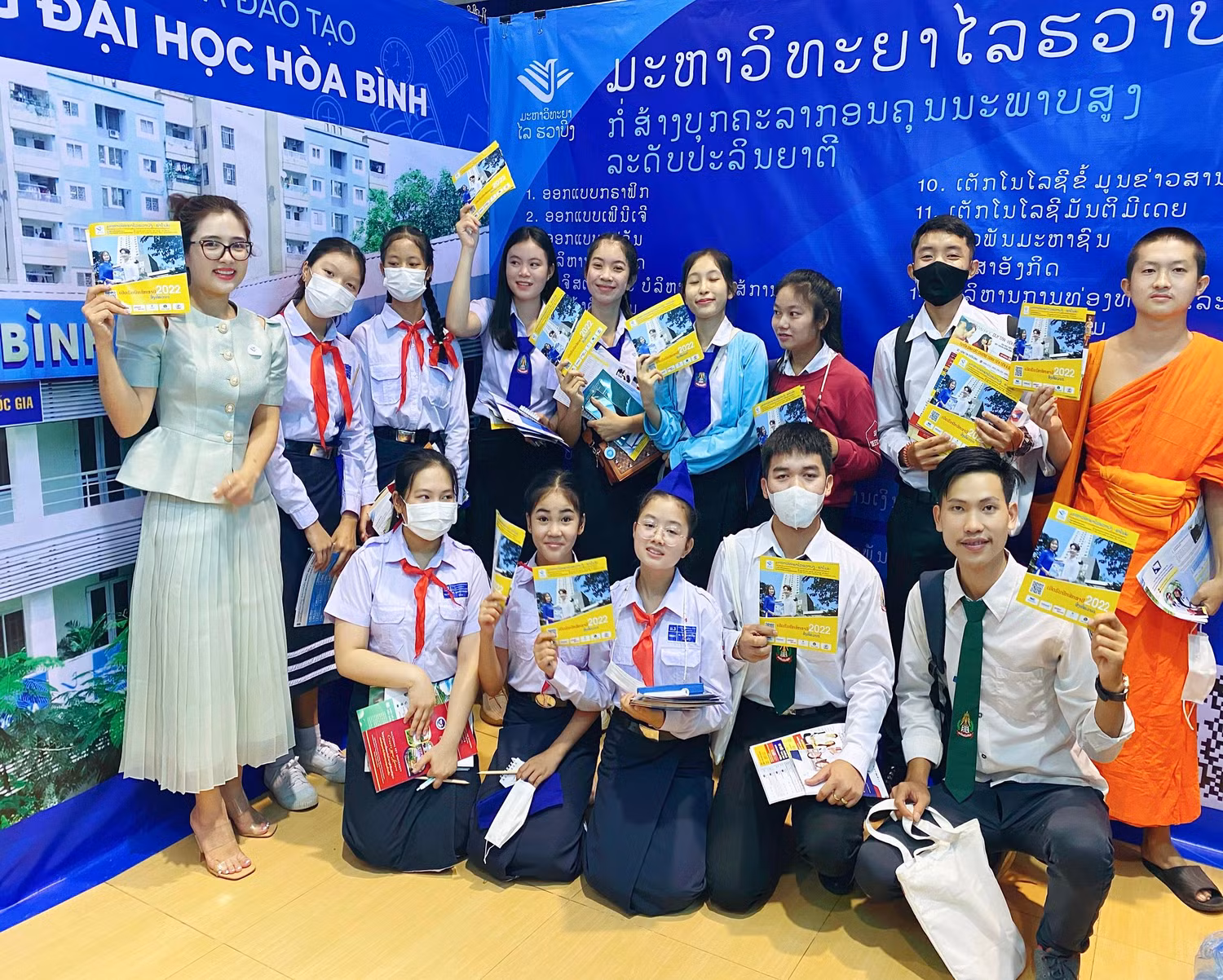 Gian hàng triển lãm trưng bày của trường Đại học Hòa Bình thu hút sự quan tâm của đông đảo các bạn học sinh người Lào tới tham quan, chụp ảnh và tìm hiểu