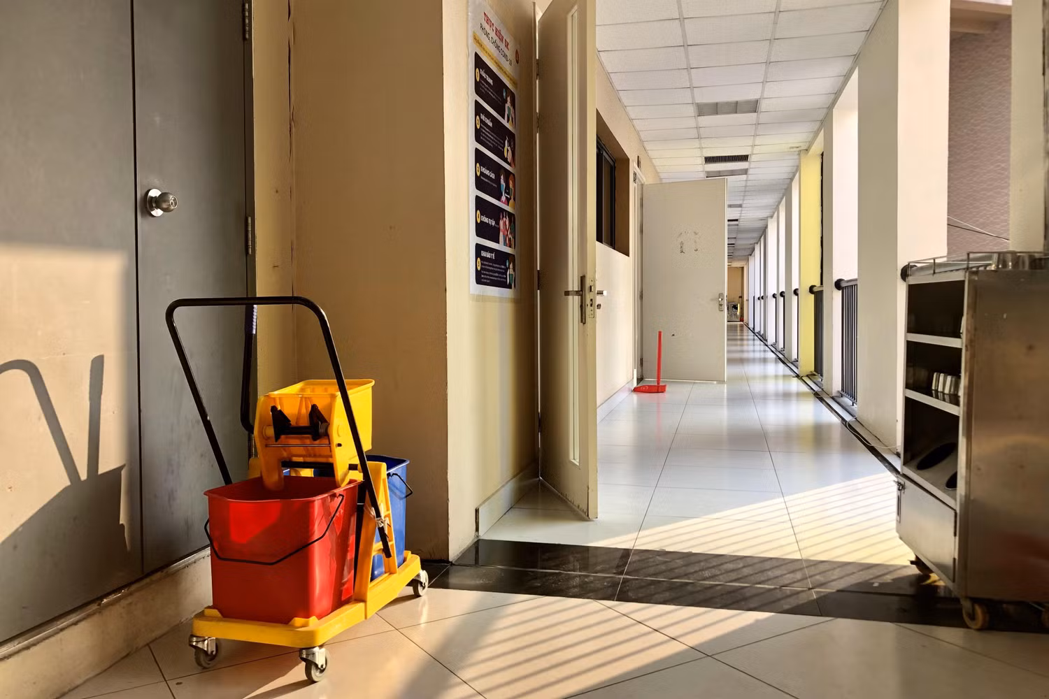 Cô Phạm Thị Hiền - Tổ trưởng tổ vệ sinh cho biết không gian nhà vệ sinh, các hành lang, lớp học luôn được duy trì sạch sẽ do có đội ngũ nhân viên vệ sinh lau dọn thường xuyên. "Tôi yêu và gắn bó với công việc của mình vì làm sạch cho mọi người là niềm vui, niềm hạnh phúc; hơn nữa công việc này cũng phù hợp với sức khỏe hiện tại của tôi, mức lương cũng ổn định nên tôi đã gắn bó với ngôi trường này từ khi mới thành lập cho đến bây giờ", cô Hiền tâm sự. Ảnh: Doãn Nhàn