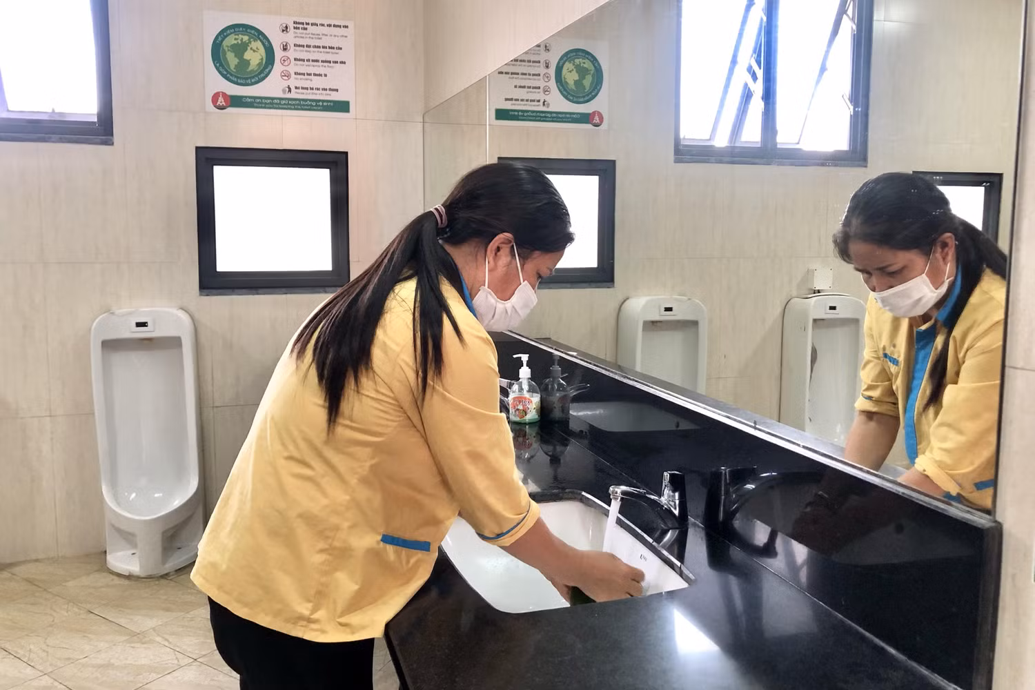 Công việc của một nhân viên vệ sinh tại trường Marie Curie sẽ bắt đầu từ 6 giờ sáng và kết thúc vào 6 giờ tối (có thời gian nghỉ trưa). Các công việc chính bao gồm: lau dọn hành lang, lớp học, nhà vệ sinh,... Công việc được tiến hành thường xuyên và liên tục trong suốt một ngày. (Ảnh chụp nhân viên vệ sinh trường Marie Curie đang làm việc - Ảnh: Doãn Nhàn)