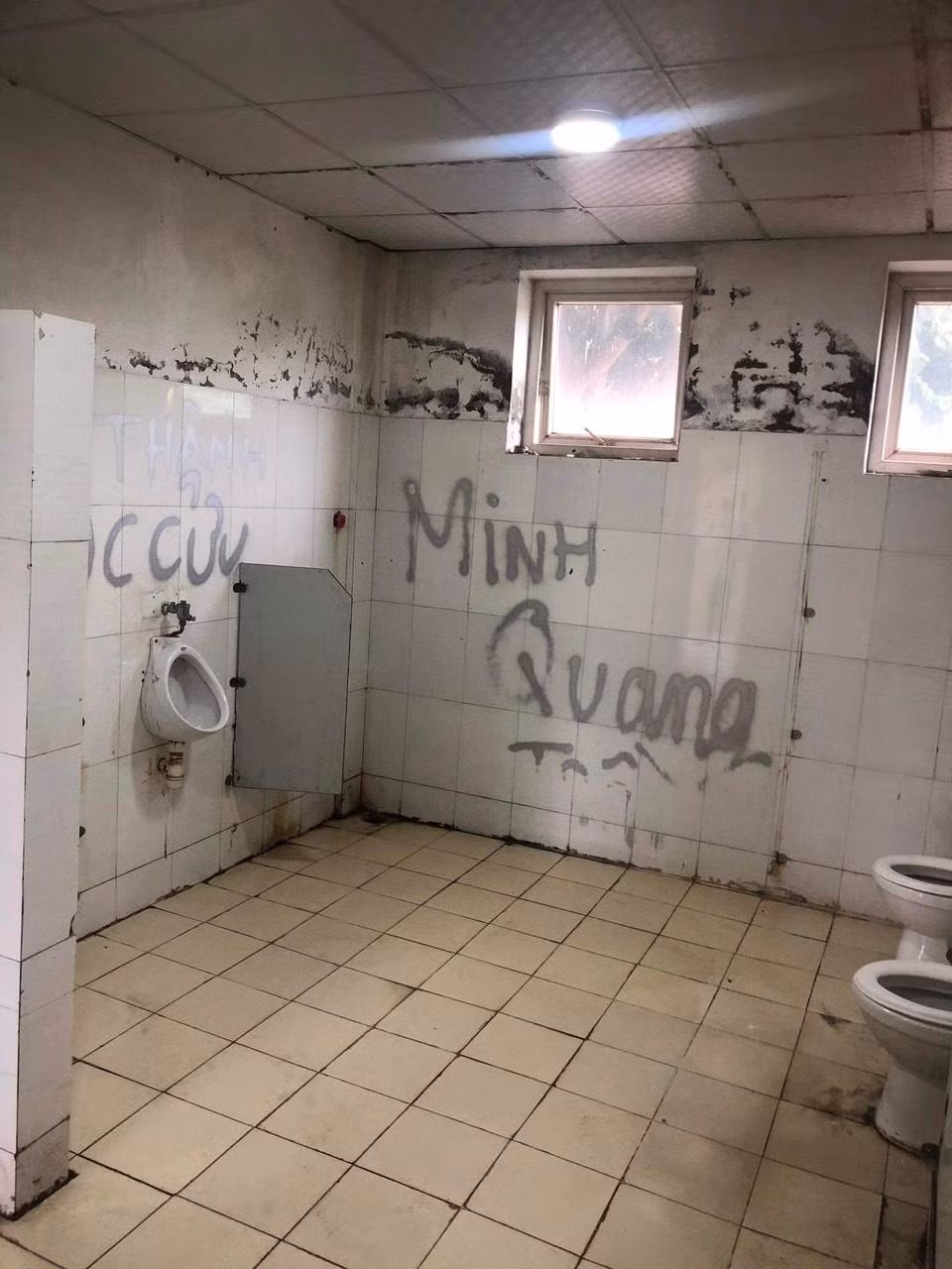 Sàn nhà đen, bẩn, nước chảy rỉ lâu ngày tạo ra nhiều mảng rêu đen kịt bám đầy các rãnh tường, sàn nhà vệ sinh. Ảnh: Học sinh cung cấp vào tháng 8 (Nhà vệ sinh ở tầng 1 nhà A Trường Trung học phổ thông Thạch Bàn) Sàn nhà đen, bẩn, nước chảy rỉ lâu ngày tạo ra nhiều mảng rêu đen kịt bám đầy các rãnh tường, sàn nhà vệ sinh. Ảnh: Học sinh cung cấp vào tháng 8 (Nhà vệ sinh ở tầng 1 nhà A Trường Trung học phổ thông Thạch Bàn)