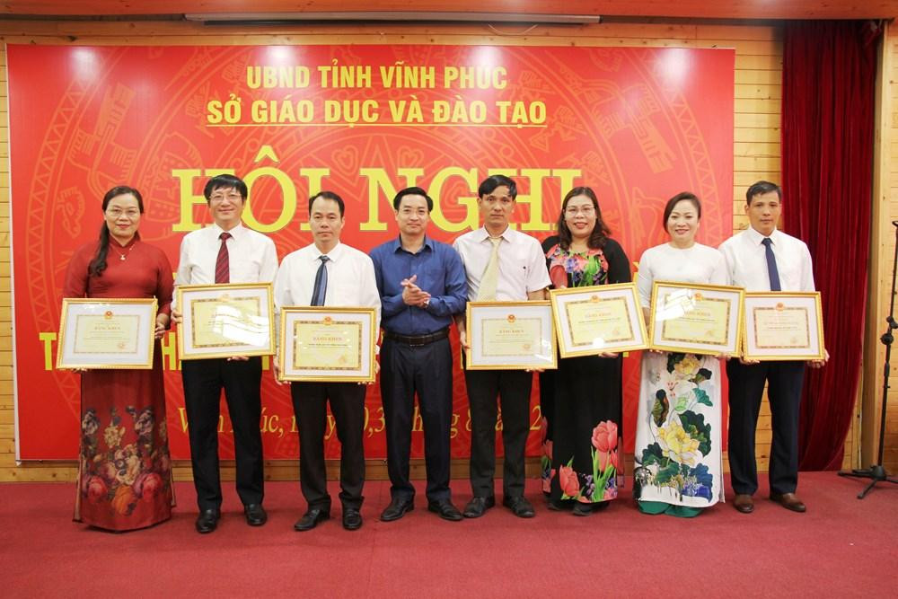 Trao danh hiệu Tập thể Lao động xuất sắc năm học 2020-2021 cho trường trung học phổ thông Lê Xoay; Bằng khen của Chủ tịch Ủy ban nhân dân tỉnh cho 5 tập thể gồm trường trung học phổ thông: Yên Lạc, Nguyễn Viết Xuân, Tam Dương, Xuân Hòa và Phòng Giáo dục thường xuyên, chuyên nghiệp - Giáo dục mầm non, Sở Giáo dục và Đào tạo; Bằng khen của Bộ trưởng Bộ Giáo dục và Đào tạo cho trường trung học phổ thông Trần Phú, trung học phổ thông Quang Hà. Ảnh: Sở Giáo dục và Đào tạo Vĩnh Phúc