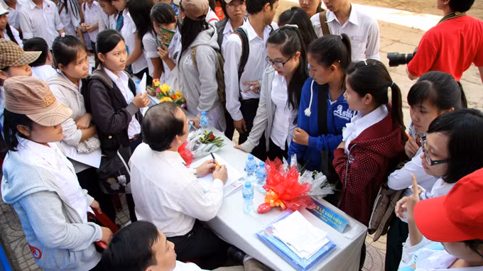 Năm nay, các trường đại học đồng loạt mở ngành mới. Ông Trần Anh Tuấn, Phó Giám đốc Trung tâm Dự báo nhu cầu nhân lực và Thông tin thị trường lao động Thành phố Hồ Chí Minh nhắc các thí sinh phải xem xét thật kỹ khi chọn ngành - Ảnh: Đào Ngọc Thạch