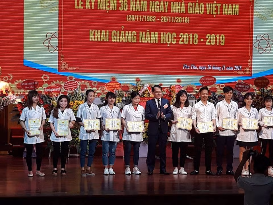Thạc sĩ Hoàng Đức Luận – Hiệu trưởng nhà trường trao học bổng cho sinh viên. Thạc sĩ Hoàng Đức Luận – Hiệu trưởng nhà trường trao học bổng cho sinh viên.