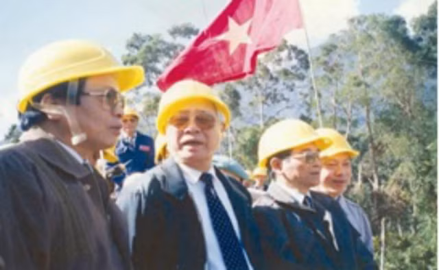 Thủ tướng Võ Văn Kiệt kiểm tra việc xây dựng công trình 500KV Bắc - Nam tại đèo Lò Xo. Ảnh do ông Vũ Ngọc Hải cung cấp.