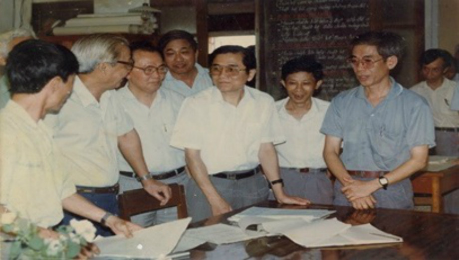 Trong một cuộc họp bàn về thiết kế tại Công ty Khảo sát Điện 1 (Thủ tướng Võ Văn Kiệt - thứ 2 từ trái sang, GĐ. Trương Bảo Ngọc...) Trong một cuộc họp bàn về thiết kế tại Công ty Khảo sát Điện 1 (Thủ tướng Võ Văn Kiệt - thứ 2 từ trái sang, GĐ. Trương Bảo Ngọc...)
