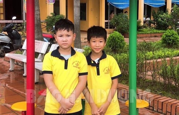 Em Nguyễn Trí Dũng (bên trái) và Vũ Minh Hiếu sẽ được biểu dương về thành tích nhặt được của rơi trả người đánh mất (Ảnh: Báo Hải Dương)