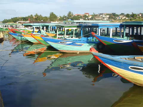 Bến thuyền lung linh.