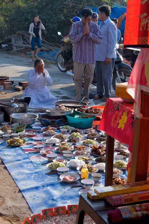 Đồ cúng được bày dưới đất. Hình thức cúng này nhằm tái hiện lại cuộc sống nhọc nhằn, cơ cực của tổ tiên thời xưa đi khẩn hoang Đồ cúng được bày dưới đất. Hình thức cúng này nhằm tái hiện lại cuộc sống nhọc nhằn, cơ cực của tổ tiên thời xưa đi khẩn hoang