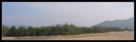 Dòng Hà Thanh, rặng tre xanh và cây cầu nhỏ.