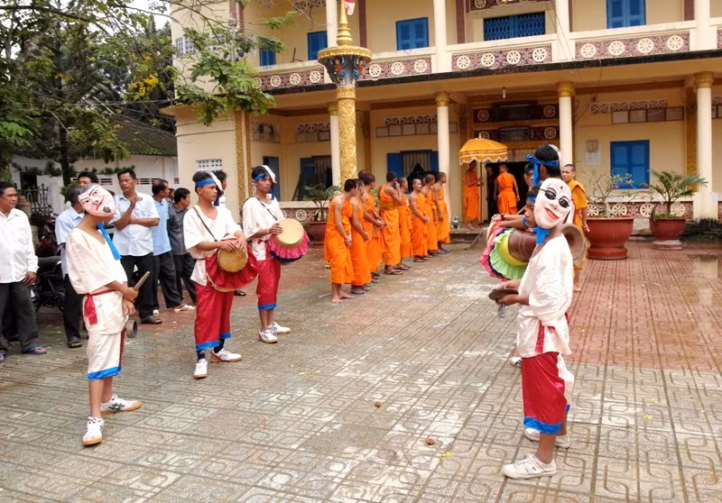 Phật tử, sư sãi dàn hai hàng, chào đón ông Trầm Bê sắp bước ra từ giảng đường chùa Cà Hom.