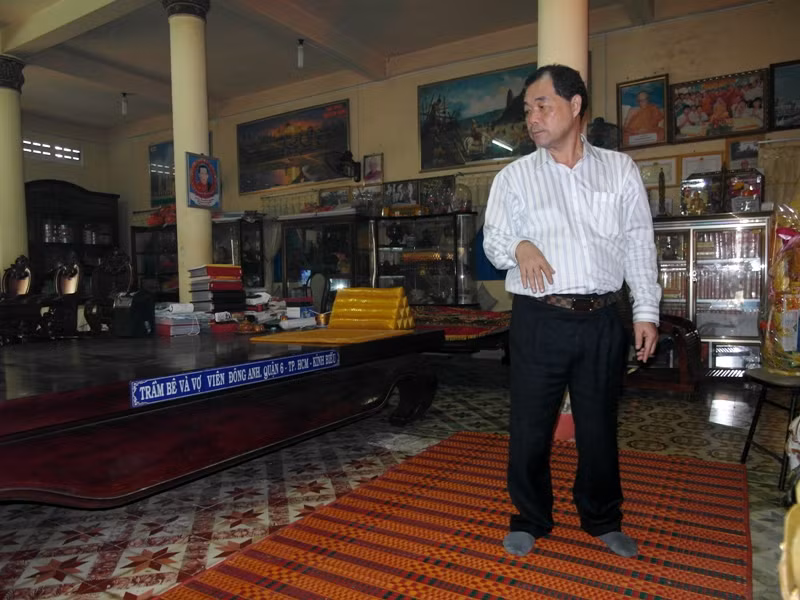 Tại chùa Cà Hom, có rất nhiều vật dụng mang dấu ấn của ông Trầm Bê. Phía sau lưng ông Trầm Bê là tấm phản gỗ trang trọng đề bảng công đức của vị đại gia này.