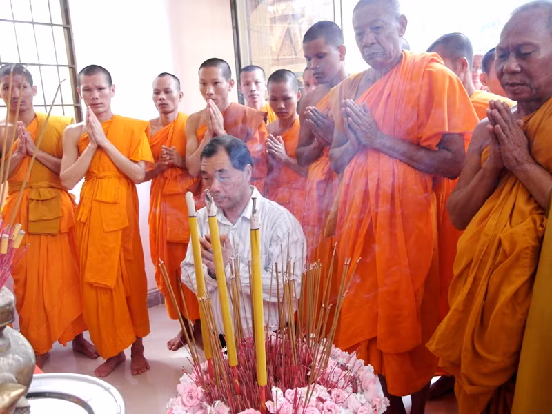 Trong khi mọi người đứng, ông Trầm Bê đã tỏ lòng kính trọng cố Hòa thượng Trần Dạnh bằng cách quỳ. Ông cùng các chức sắc tôn giáo tỉnh Trà Vinh, trong đó có Hòa thượng Thạch Sok Xane (bìa phải), đọc kinh cầu nguyện cho linh hồn cố hòa thượng Trần Dạnh.