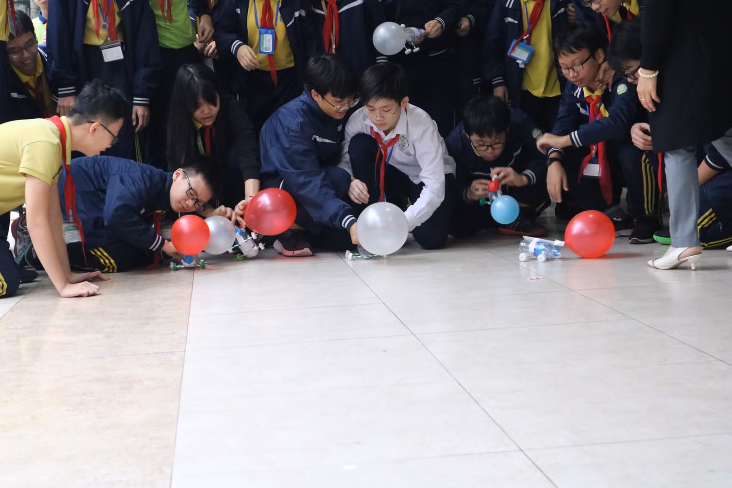 Học sinh tham gia cuộc đua phản lực bằng việc làm mô hình từ các vật dụng đơn giản như chai nhựa, bóng bay, các que diêm...Ảnh: Đỗ Thơm Học sinh tham gia cuộc đua phản lực bằng việc làm mô hình từ các vật dụng đơn giản như chai nhựa, bóng bay, các que diêm...Ảnh: Đỗ Thơm