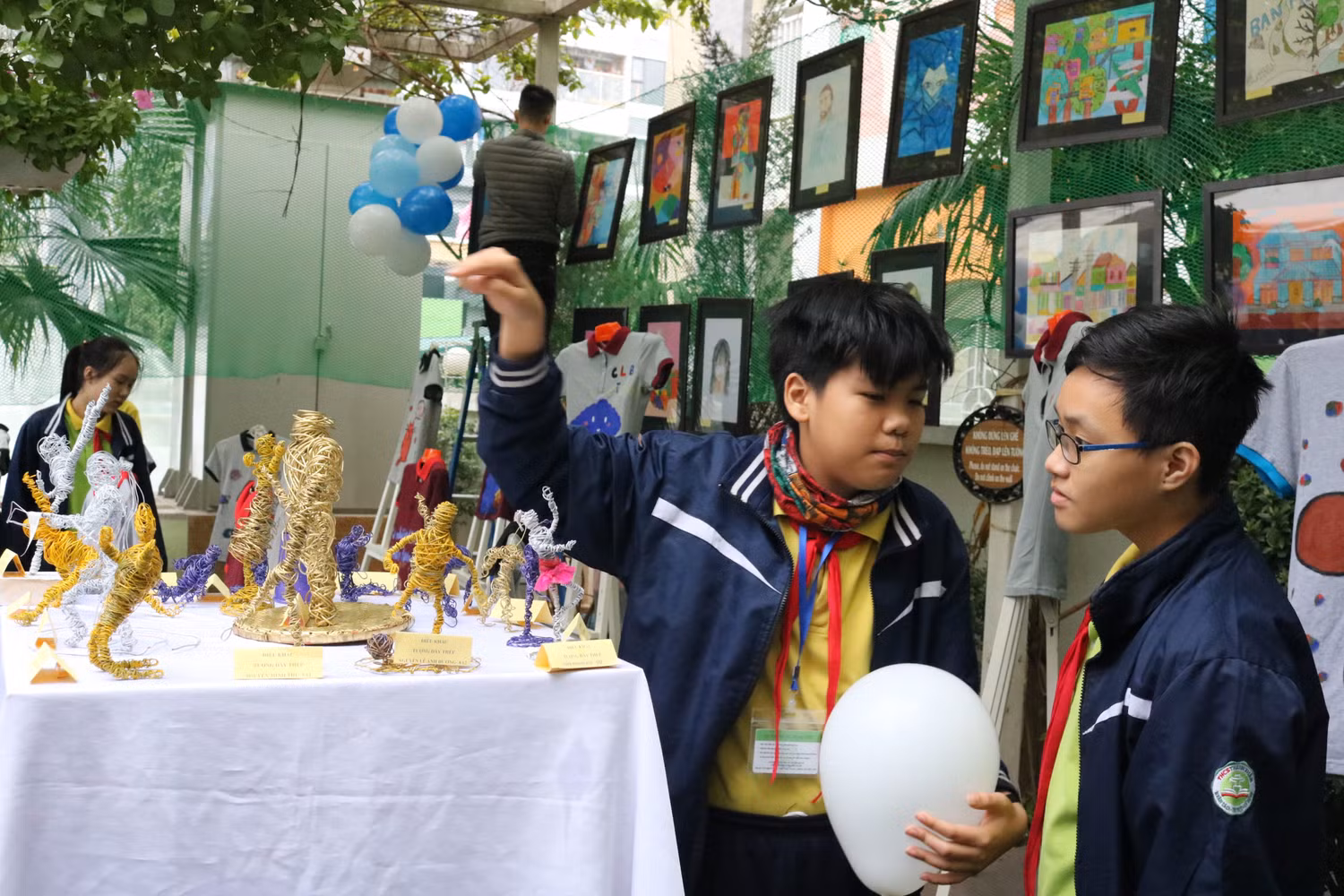 Học sinh thăm quan các sản phẩm điêu khác làm từ các vật liệu đơn giản. Ảnh: Đỗ Thơm Học sinh thăm quan các sản phẩm điêu khác làm từ các vật liệu đơn giản. Ảnh: Đỗ Thơm